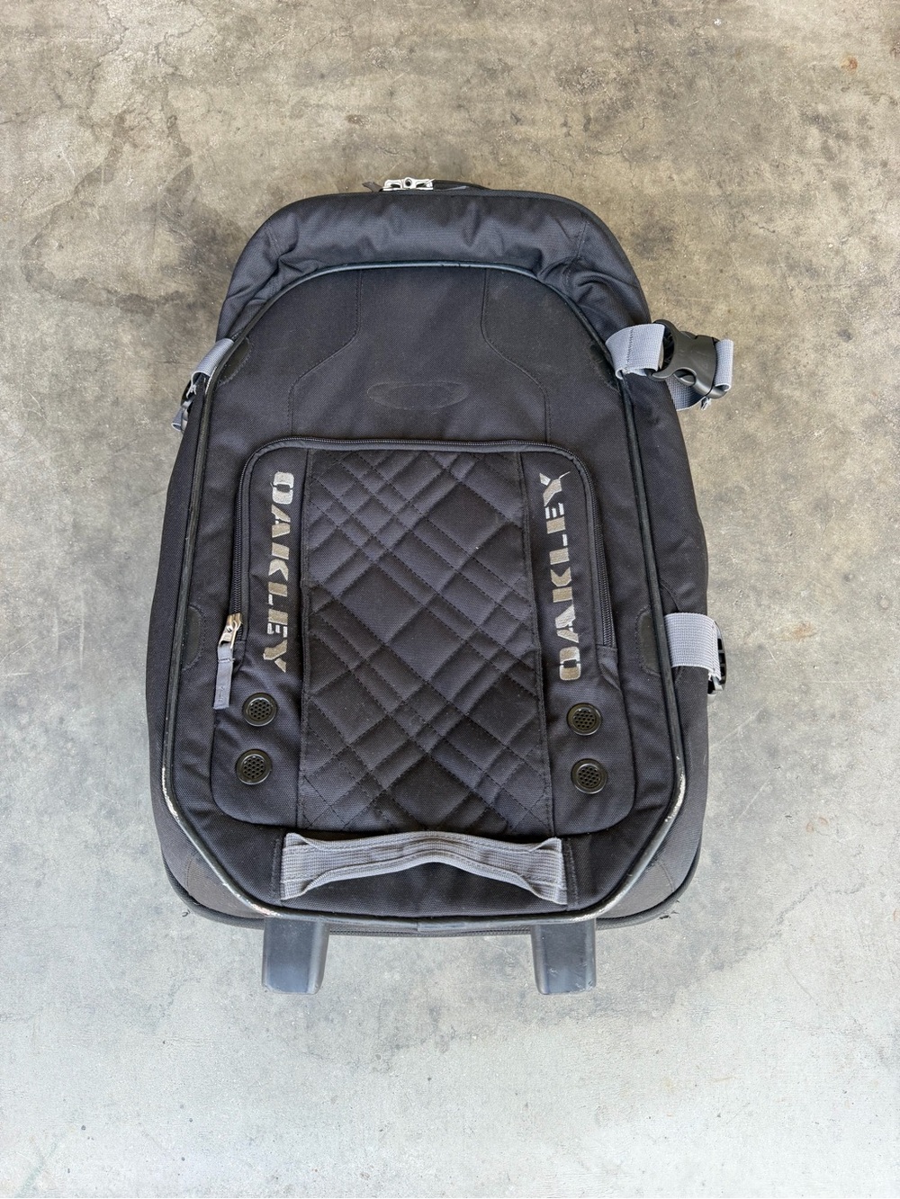 Oakley 39L Black Luggage 22” Upright Wheeled Carry On Roller Travel Bag Suitcase